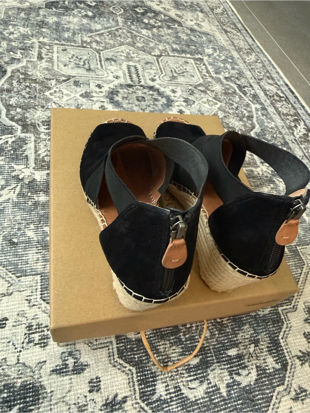 • Gentle Souls/Kenneth Cole • Colleen Cross Elastic Strap Wedge • Black • 9M - Picture 3 of 16